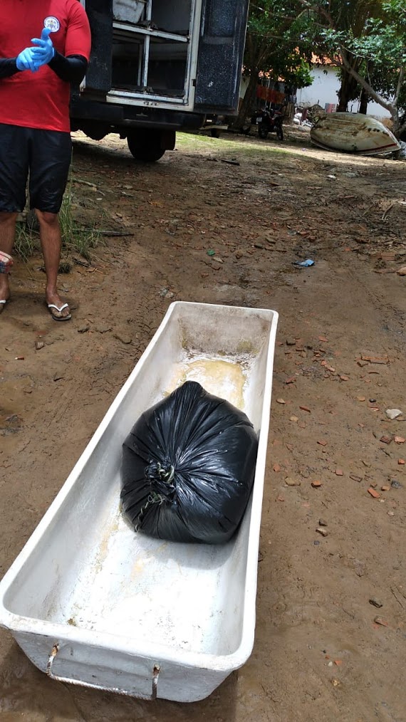 Corpo sem braços e pernas é achado boiando dentro de saco em rio em Parnaíba
